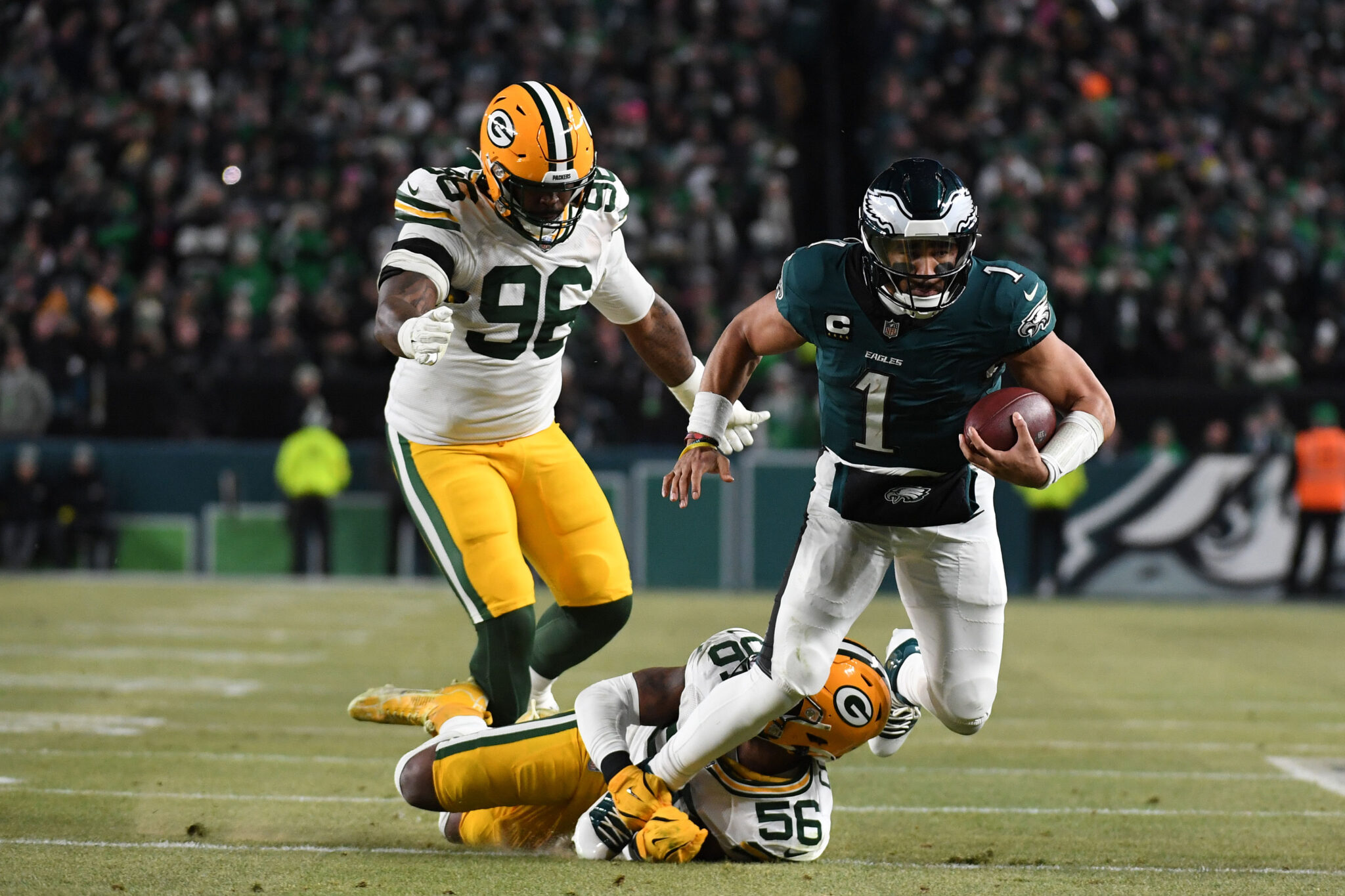 Jalen Hurts (1) rushes the ball against the Green Bay Packers