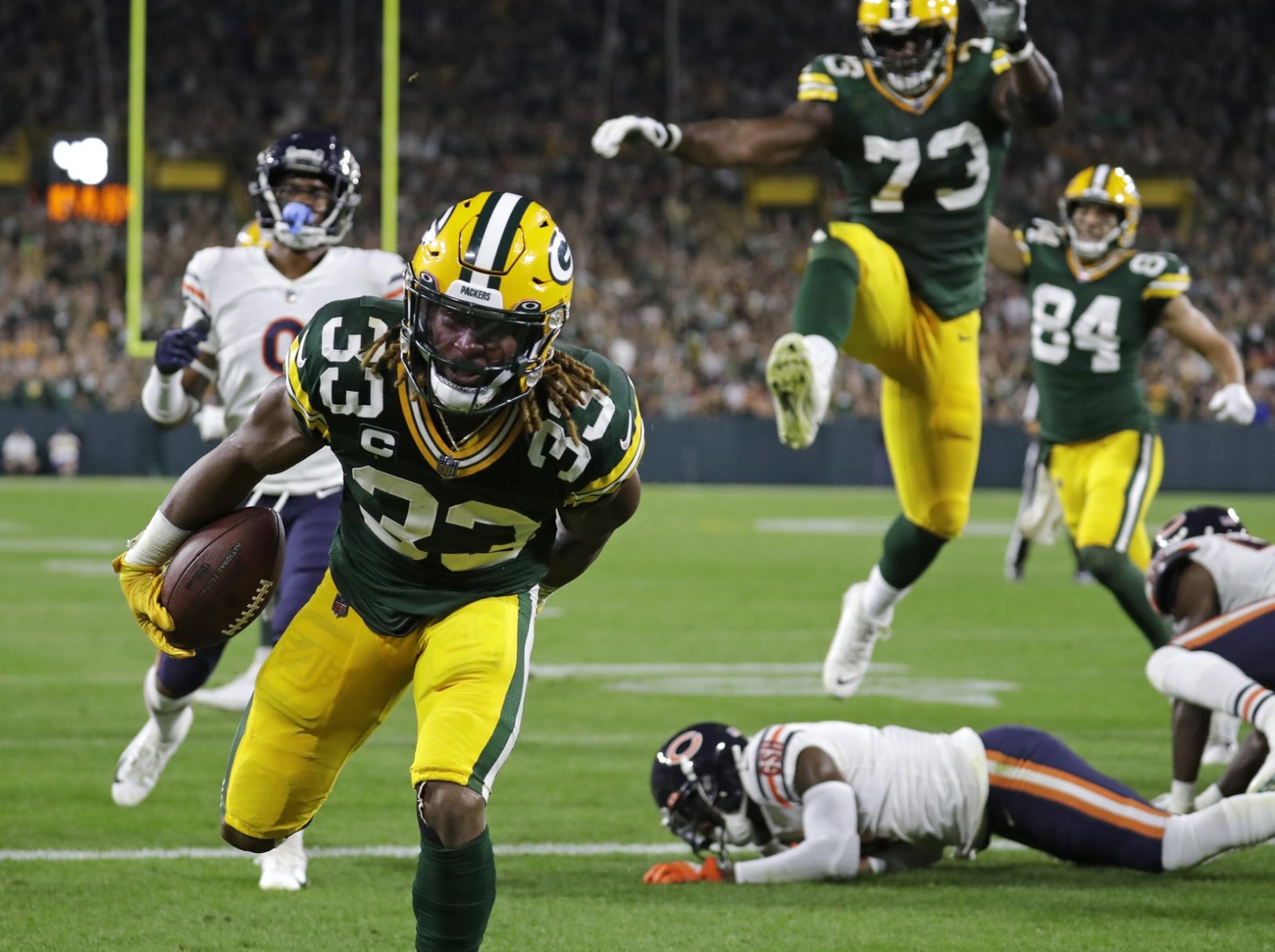 Aaron Jones (33) scores a touchdown in the first quarter against the Chicago Bears