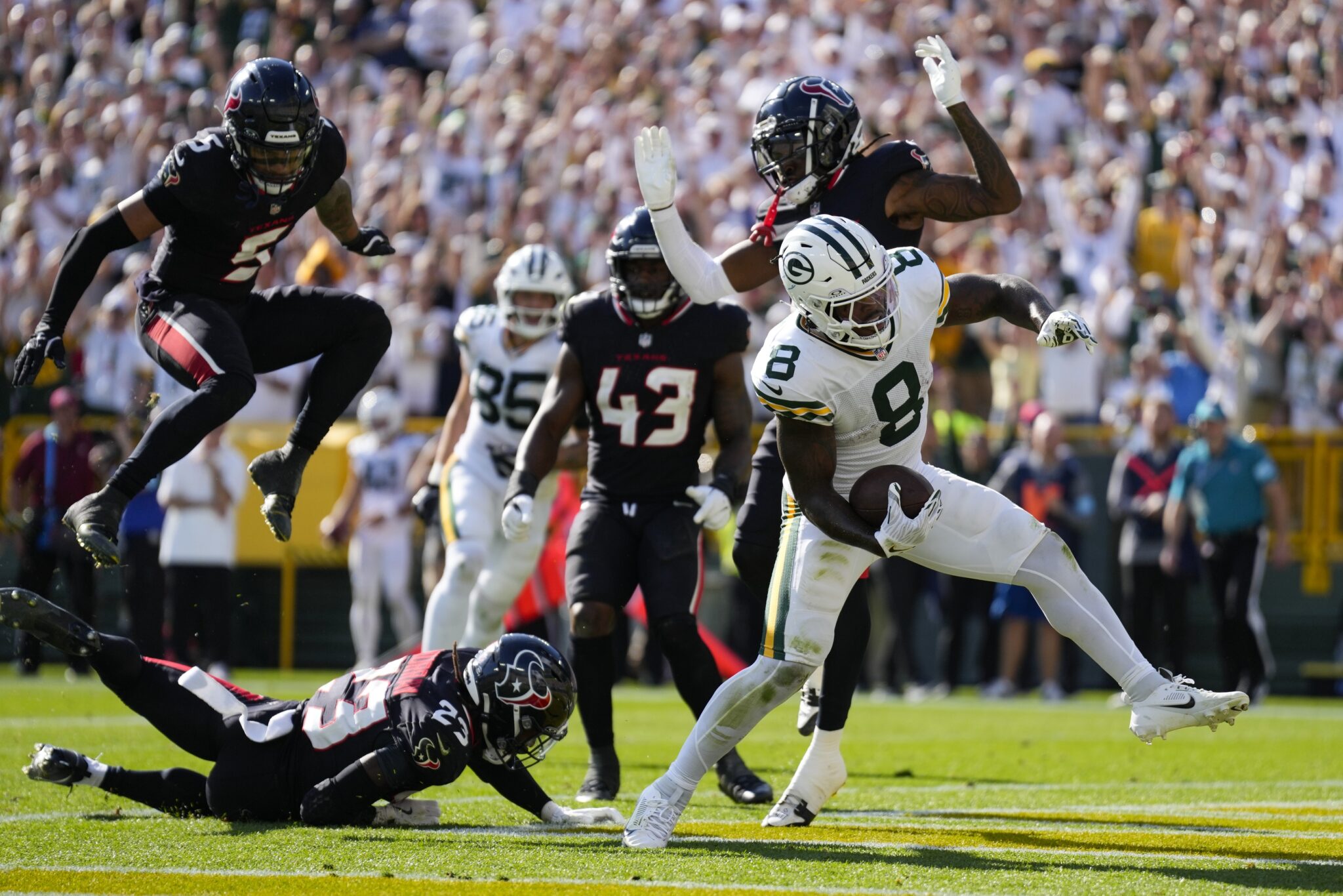 Packers RB Josh Jacobs rushes against the Tennessee Titans