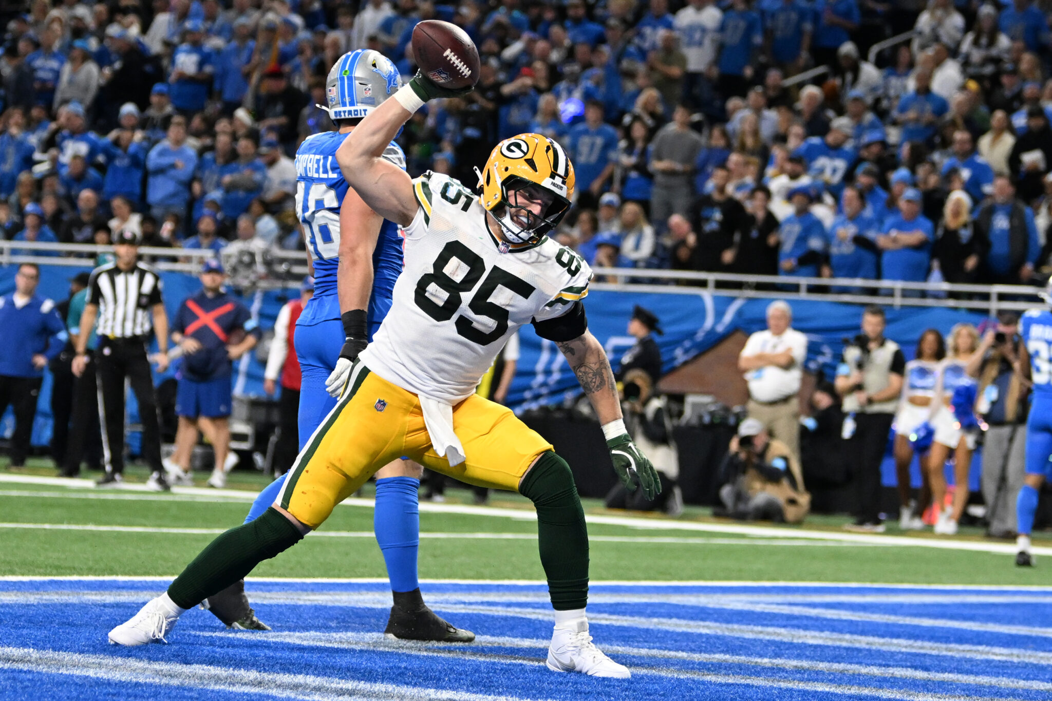 Green Bay Packers tight end Tucker Kraft (85) spikes the ball after catching a touchdown pass against the Detroit Lions in the third quarter at Ford Field.